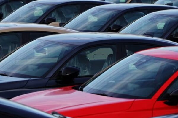 Japão e EUA finalizam acordo tarifário: alíquota sobre automóveis cai para 15% e bolsas japonesas disparam