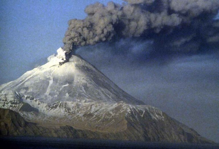 kanaga-volcano-eruption-kanaga-island-aleutians-960x654