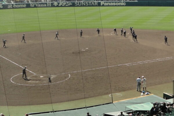 Jogador de beisebol sem dedos na mão esquerda brilha no Koshien e inspira crianças no Japão