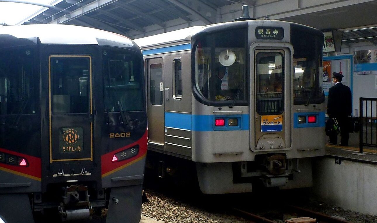 Estudantes taiwaneses atuam como “deuses da estação” e encantam passageiros em ferrovia no Japão