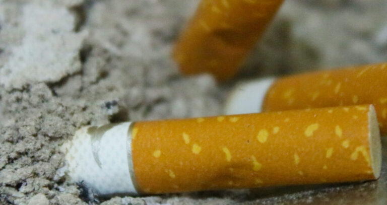 Cigarette_butts_in_ash