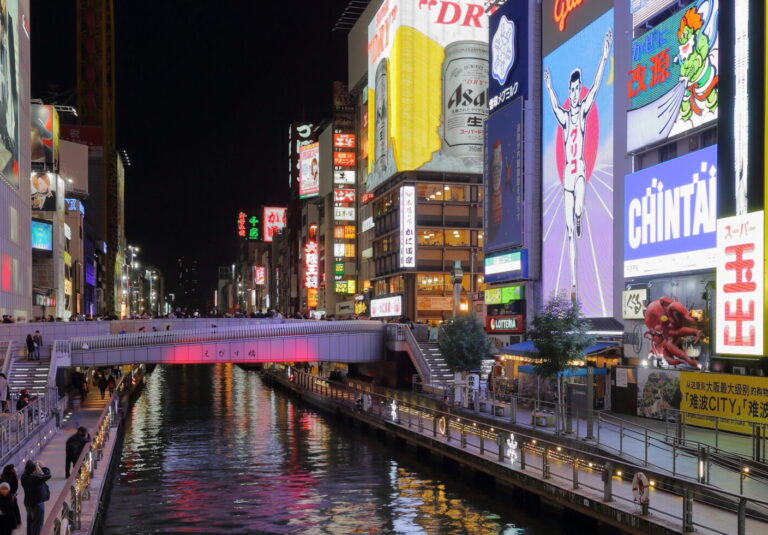 Dotonbori,_Osaka,_at_night,_November_2016