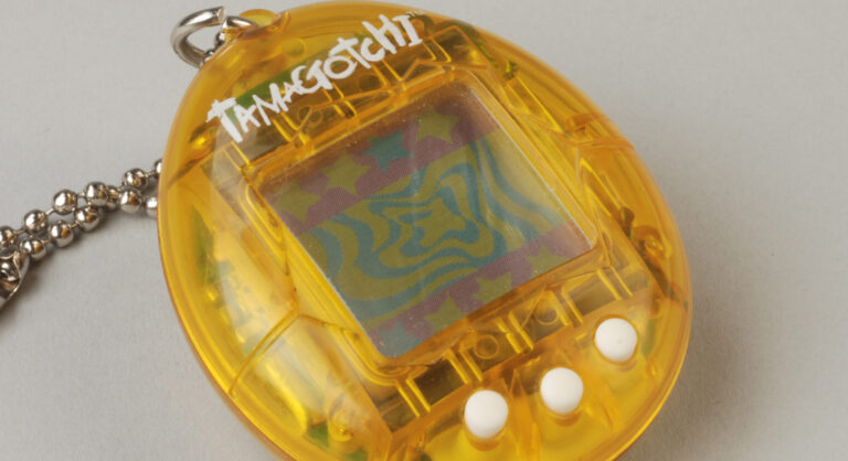 Gele_tamagotchi,_objectnr_78041