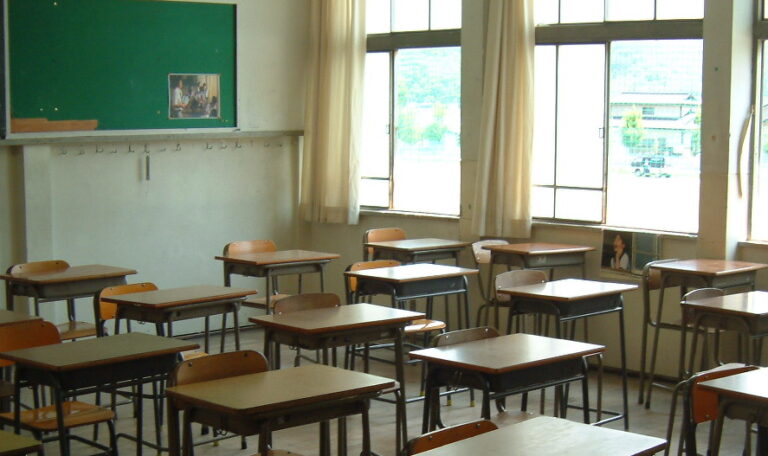 Professor assistente é investigado por usar licença falsificada em escola no Japão