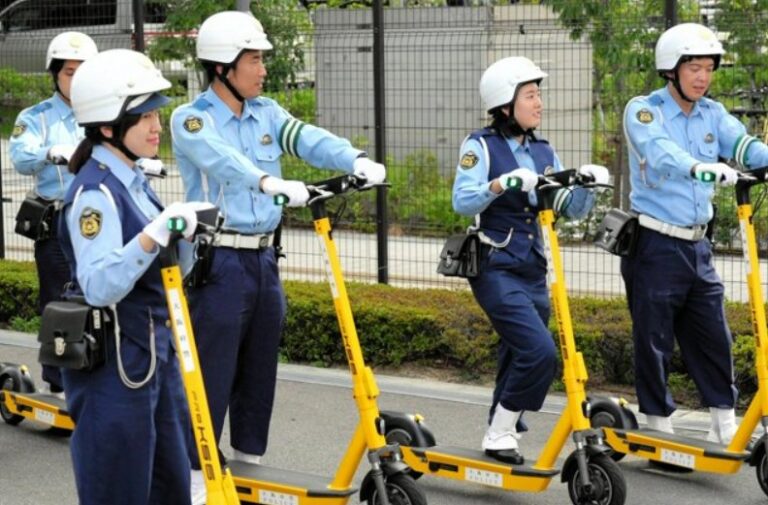 Japão - Policia Osaka Patinete Eletrico 01