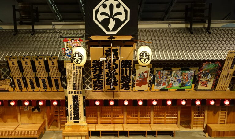 Nakamura-za_kabuki_theater_(replica)_-_Edo-Tokyo_Museum_-_Sumida,_Tokyo,_Japan_-_DSC06583