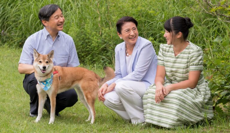 Naruhito,_Masako_and_Aiko_in_Tochigi_Prefecture