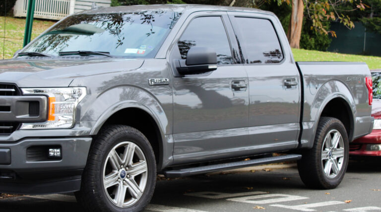 2018_Ford_F-150_XLT_Crew_Cab,_front_11.10.19