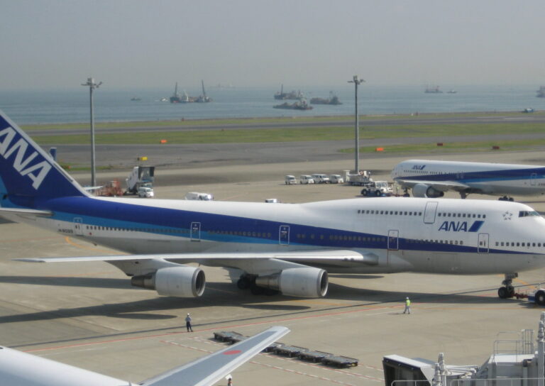 ANA_B747_and_B767s_at_Haneda