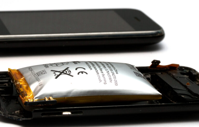 Expanded_lithium-ion_polymer_battery_from_an_Apple_iPhone_3GS