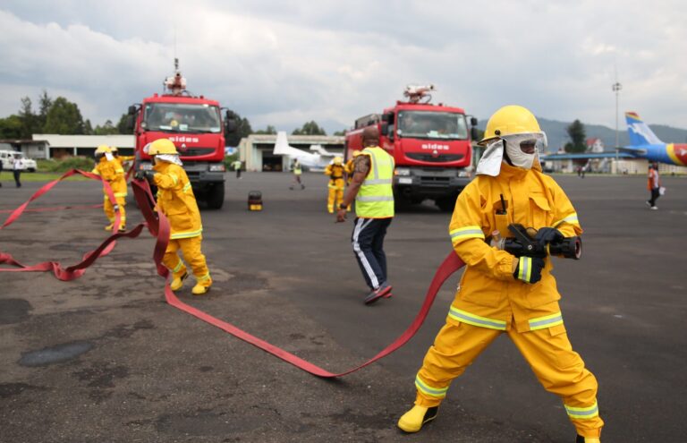 Goma,_Province_du_Nord_Kivu,_RD_Congo_-_Des_sapeurs-pompiers_de_la_Régie_des_Voies_Aériennes_(RVA)_en_exercice_de_simulation_d’incendie_d'un_avion_civil_sur_le_tarmac_de_l'aéroport_de_Goma