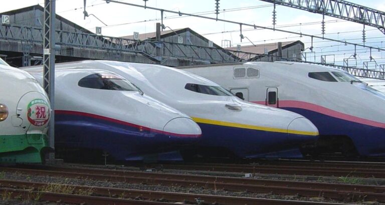 JR_East_Shinkansen_lineup_200_E2_E4_E1_Niigata_Depot_20071100