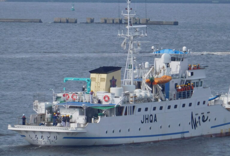 Rear_view_of_Shirochidori_a_fishery_training_vessel_of_Mie_maritime_high_school