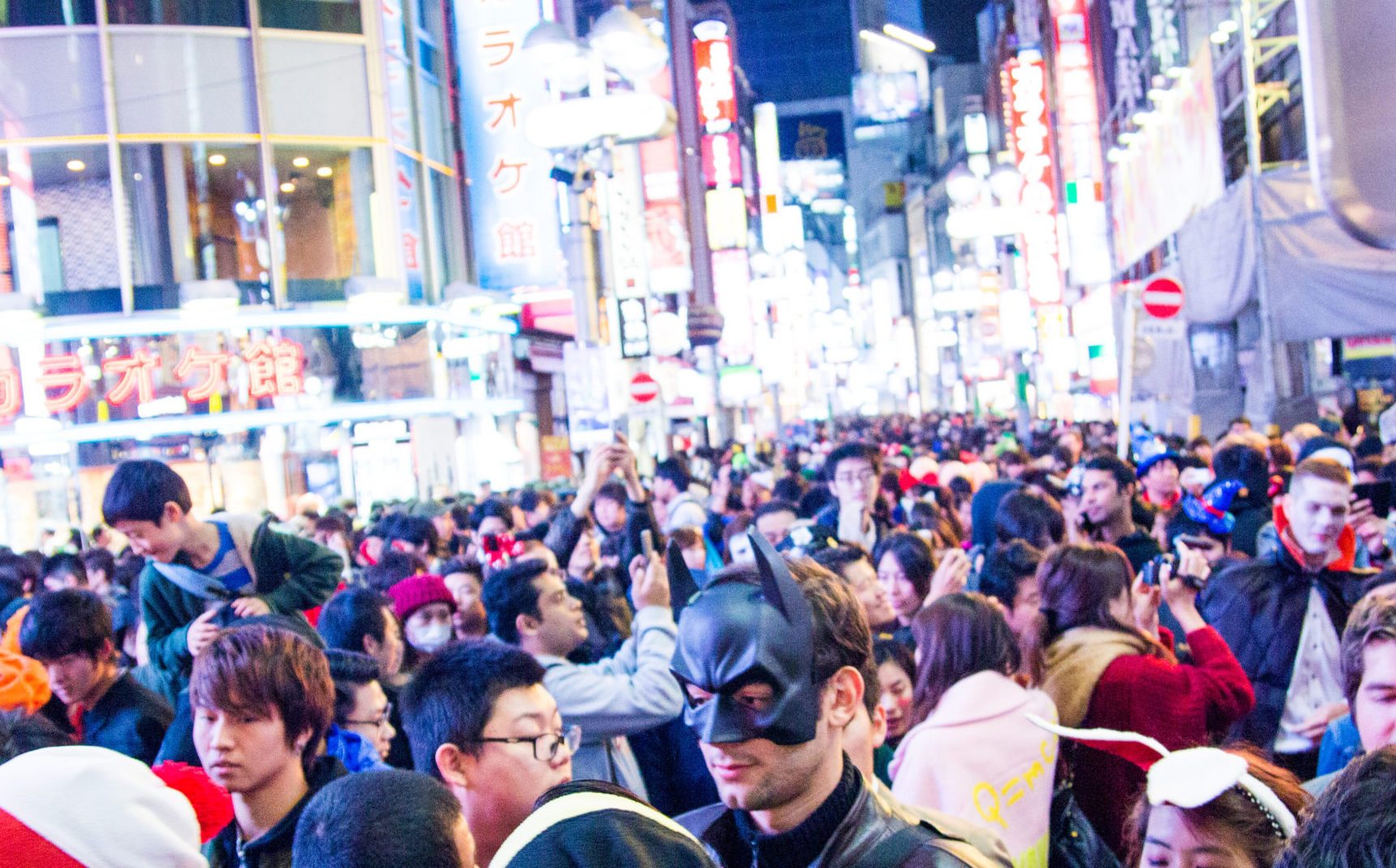 Halloween em Shibuya tem chuva, multidão e controle mais leve da polícia em Tóquio