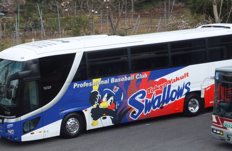 Tokyo_Yakult_Swallows_team_bus