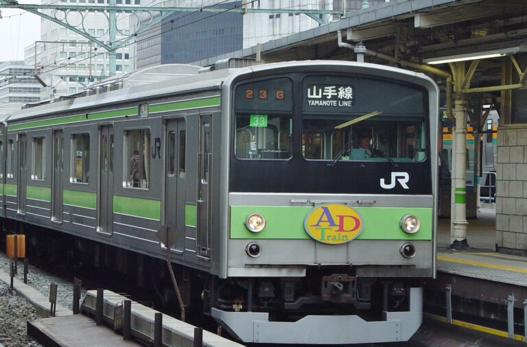 Yamanote_Line_205_series_set_33_AD_Train_Tokyo_Station_20030202