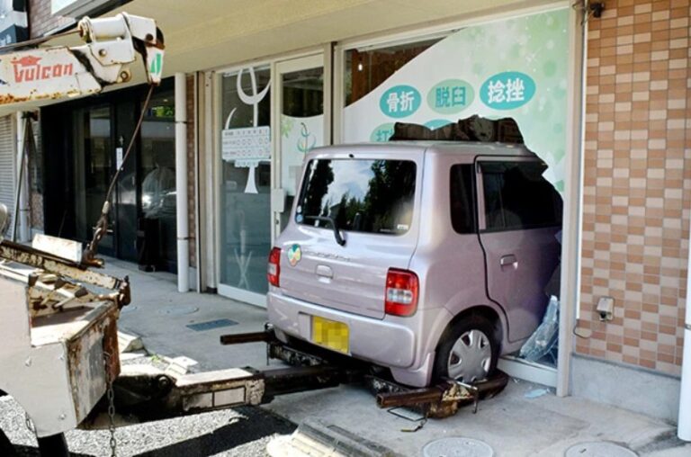 carro invade kombini