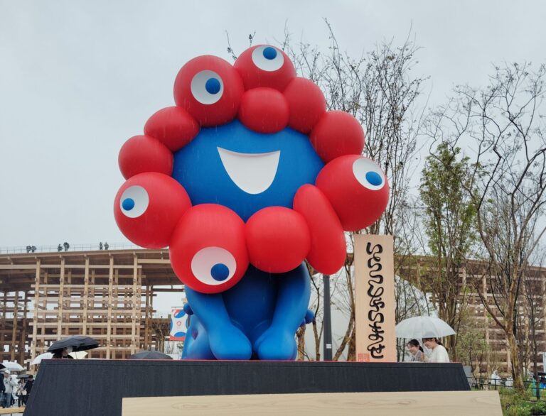 東ゲート付近にあるミャクミャク像