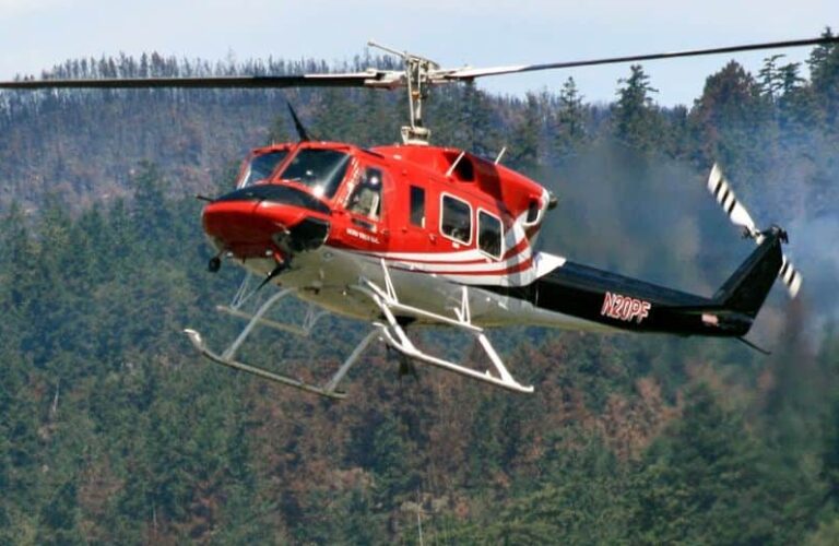 A_fire_helicopter_with_helicopter_bucket