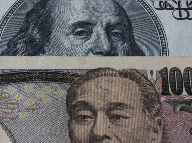 Dólar forte e Iene em queda: Mercados reagem a minutas do Fed e estímulo de Takaichi