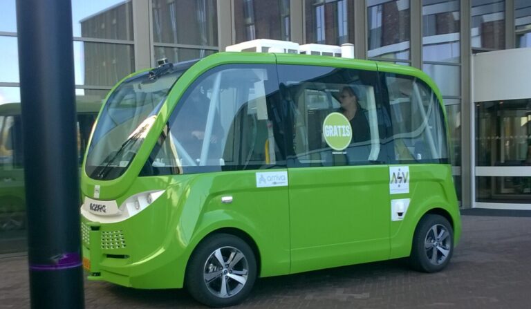 Self-driving_minibuses_(35525499420)