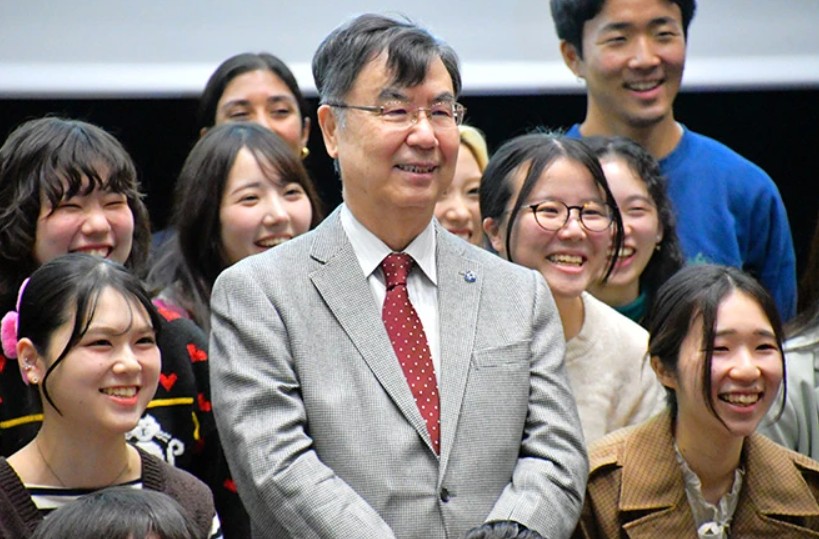 Vencedor do Nobel faz aula de sueco na universidade de Osaka para cerimônia em Estocolmo