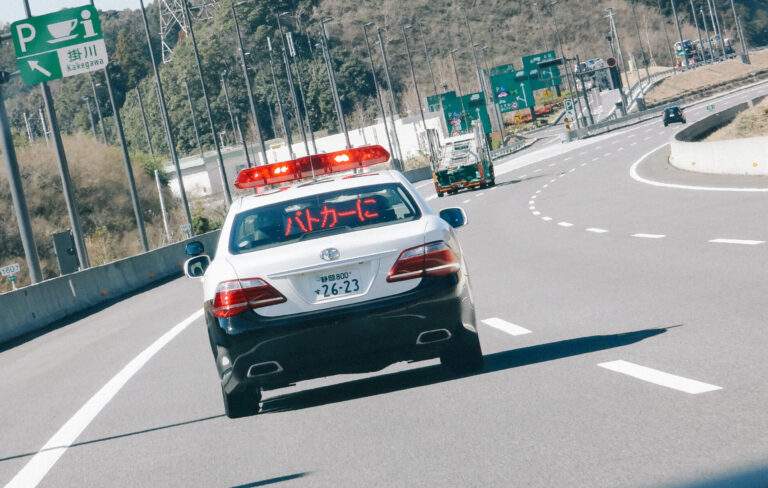 Shizuoka_Prefectural_Police_Mobile_Patrol_522_responding_on_Tomei_Expressway