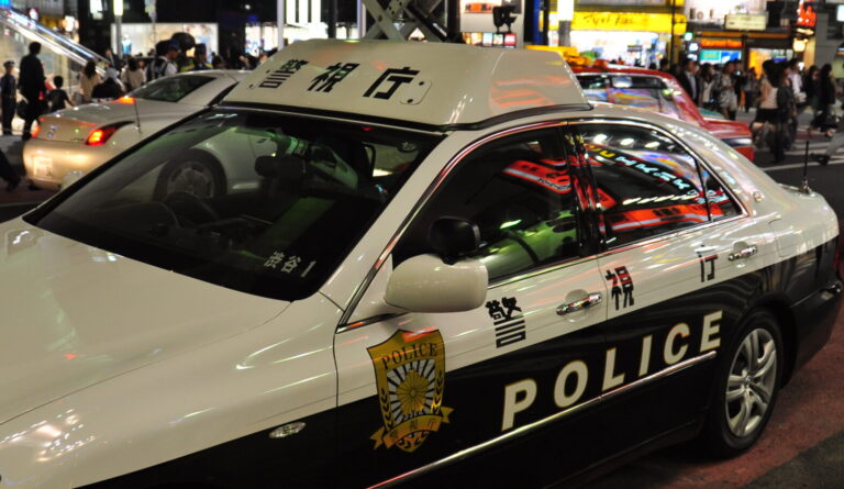 Tokyo_Metropolitan_Police_Department_Shibuya-1_with_raised_lightbar