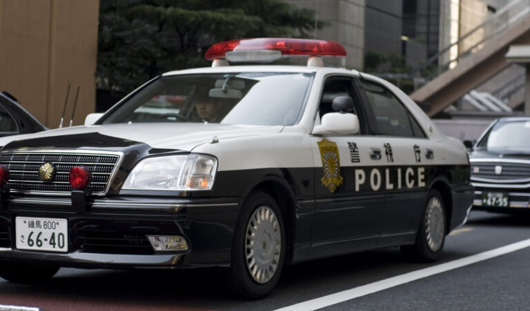 Tokyo_Metropolitan_Police_Department_Type_170_patrol_car_leading_Thai_prime_minister_convoy