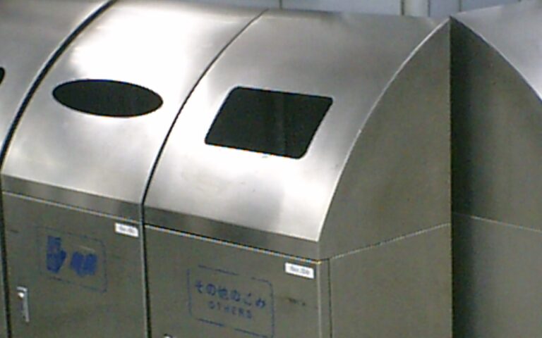 Trash_Box_at_Tennoji-Station