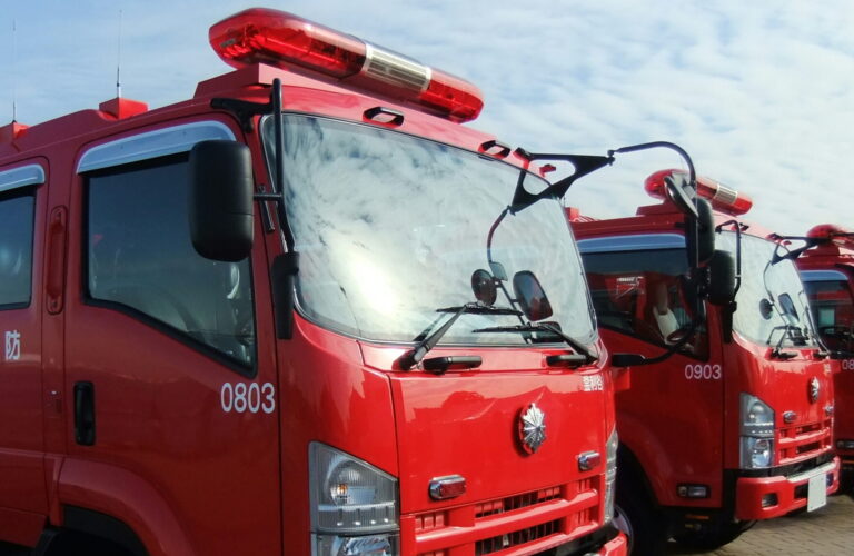 ISUZU_ELF,_6th_Gen,_Pumper_truck,_Fire-engines_YCFD,_Double-cab