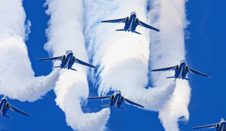 Japan_air_self_defense_force_Kawasaki_T-4_Blue_Impulse_RJAH_Wide_to_Delta_Loop