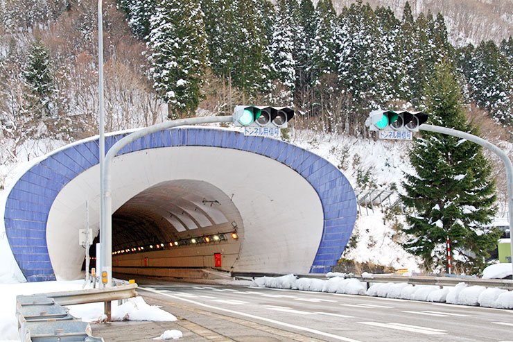 Engavetamento com 57 veículos na Via Expressa Kan-etsu deixa 1 morto e 26 feridos