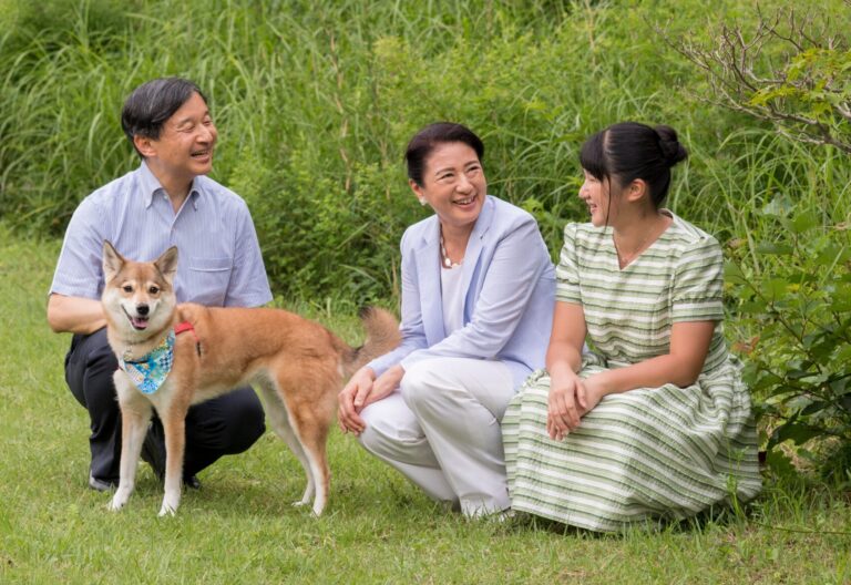 Naruhito,_Masako_and_Aiko_in_Tochigi_Prefecture