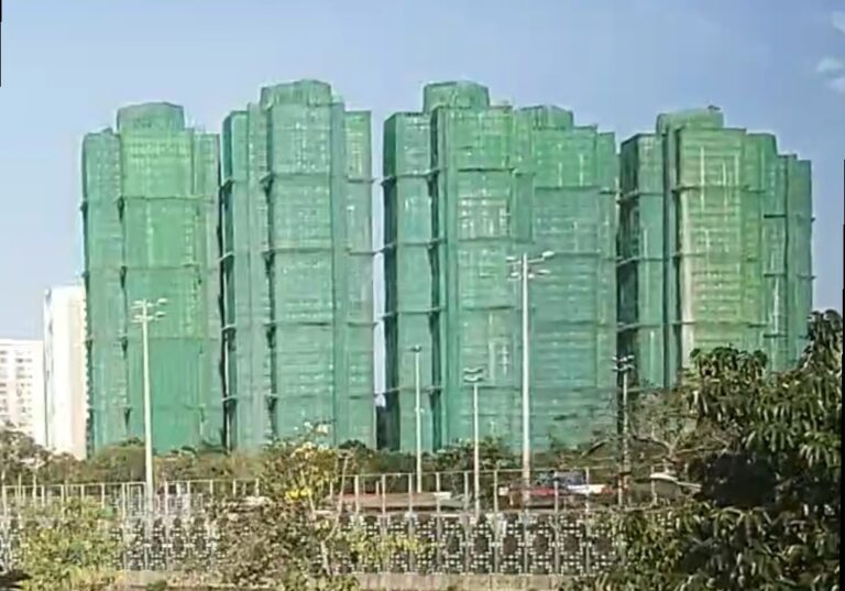 Wang_Fuk_Court,_one_day_before_the_fire,_encased_in_bamboo_scaffolding_and_green_netting,_November_25,_2025_(cropped)