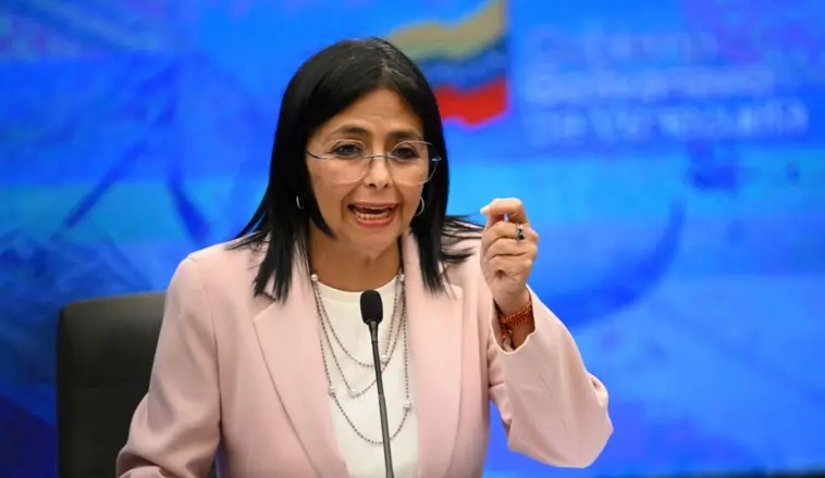 Delcy Rodríguez assume presidência interina da Venezuela enquanto Takaichi defende a democracia e G7