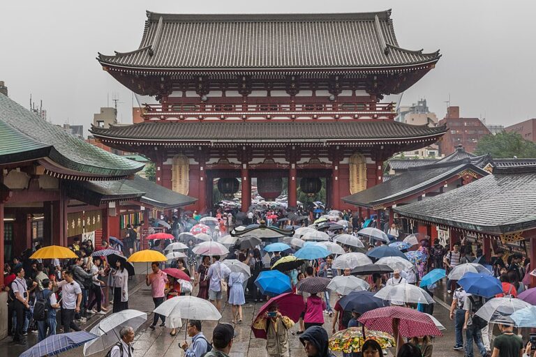 Hozomon_with_visitors_under_their_umbrellas,_a_rainy_day_in_Tokyo,_Japan