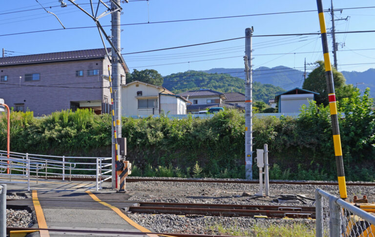 JR_Central_Kai-ueno_Station_Premises_railroad_crossing