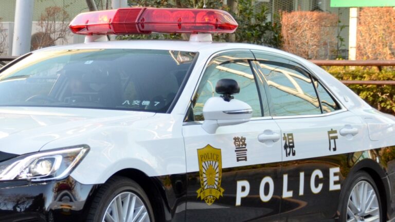 Tokyo_Metropolitan_Police_Department_Toyota_Crown_Patrol_Car_GRS214
