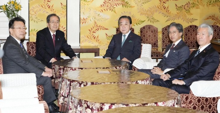 Opositores planejam se unirem em novo partido centrista para enfrentar Takaichi