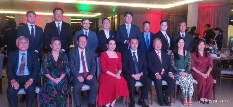 Lesley Ishii, autoridades políticas e empresariais na foto