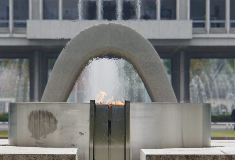 原爆死沒者慰靈碑_Memorial_Cenotaph_for_the_Atomic_Bomb_Victims_-_panoramio
