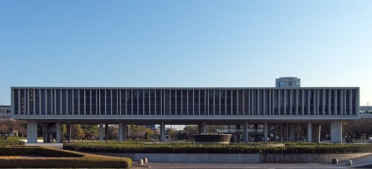 Hiroshima_Peace_Memorial_Museum_2009