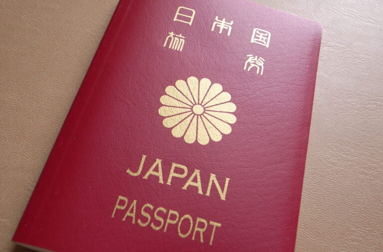 Japanese_passport_crimson