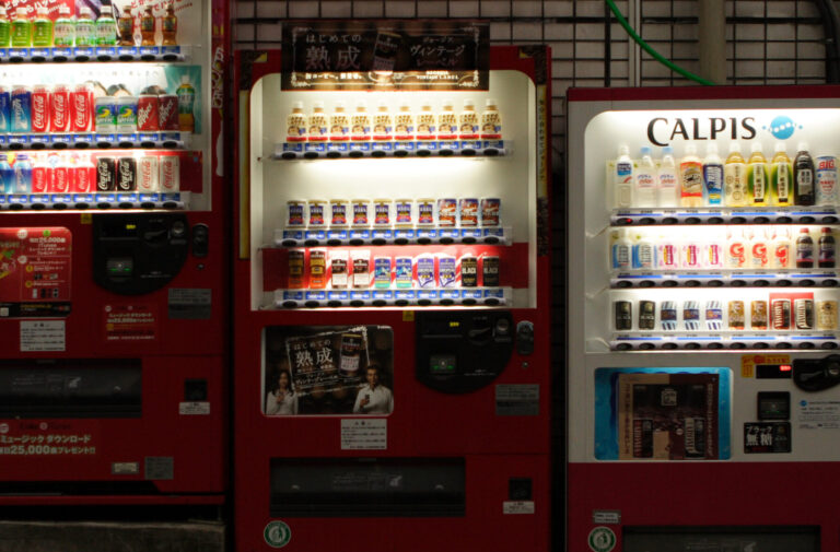Three_Vending_Machines_Japan_Night
