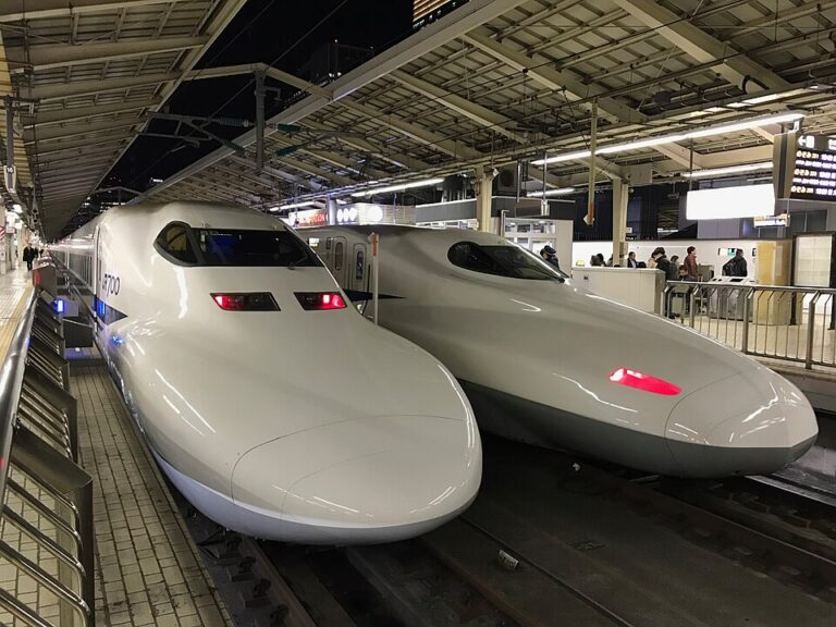 Tokaido_Shinkansen_train_front