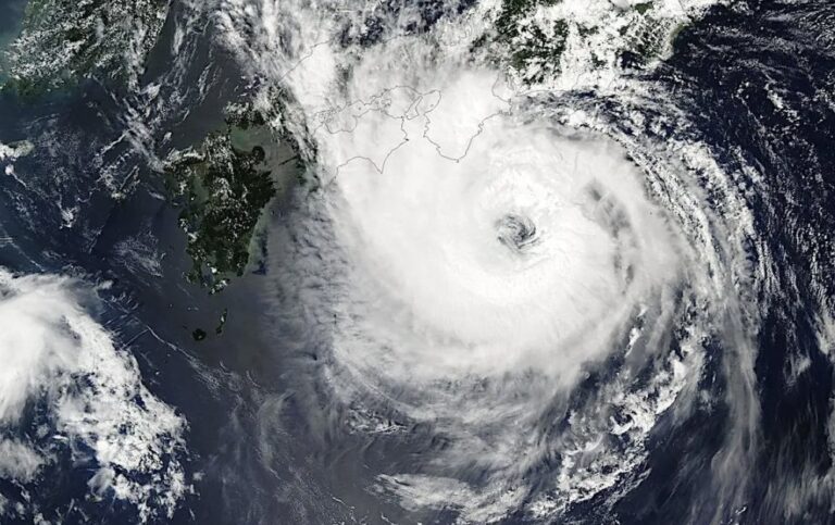 Tufão Jangmi - image satelite