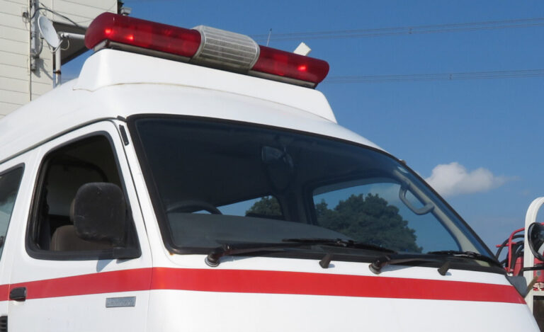 Ambulance_(Toyota_HiAce)_right_front_view_at_Tsukuba_Circuit_Course_1000_September_4,_2022