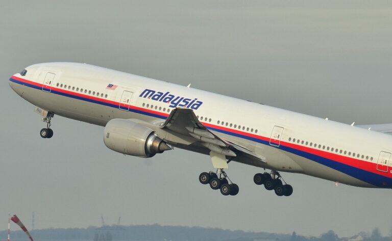 Boeing_777-200ER_Malaysia_AL_(MAS)_9M-MRO_-_MSN_28420_404_(9272090094)