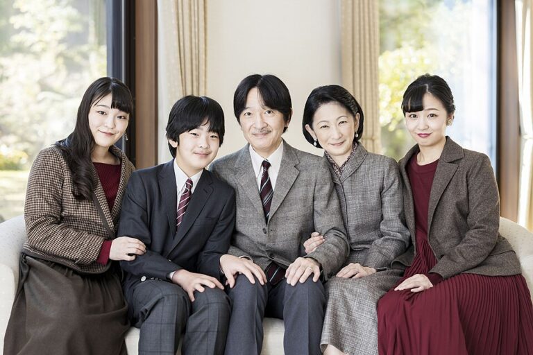 Crown_Prince_Fumihito_and_Crown_Princess_Kiko_with_their_family_20201130